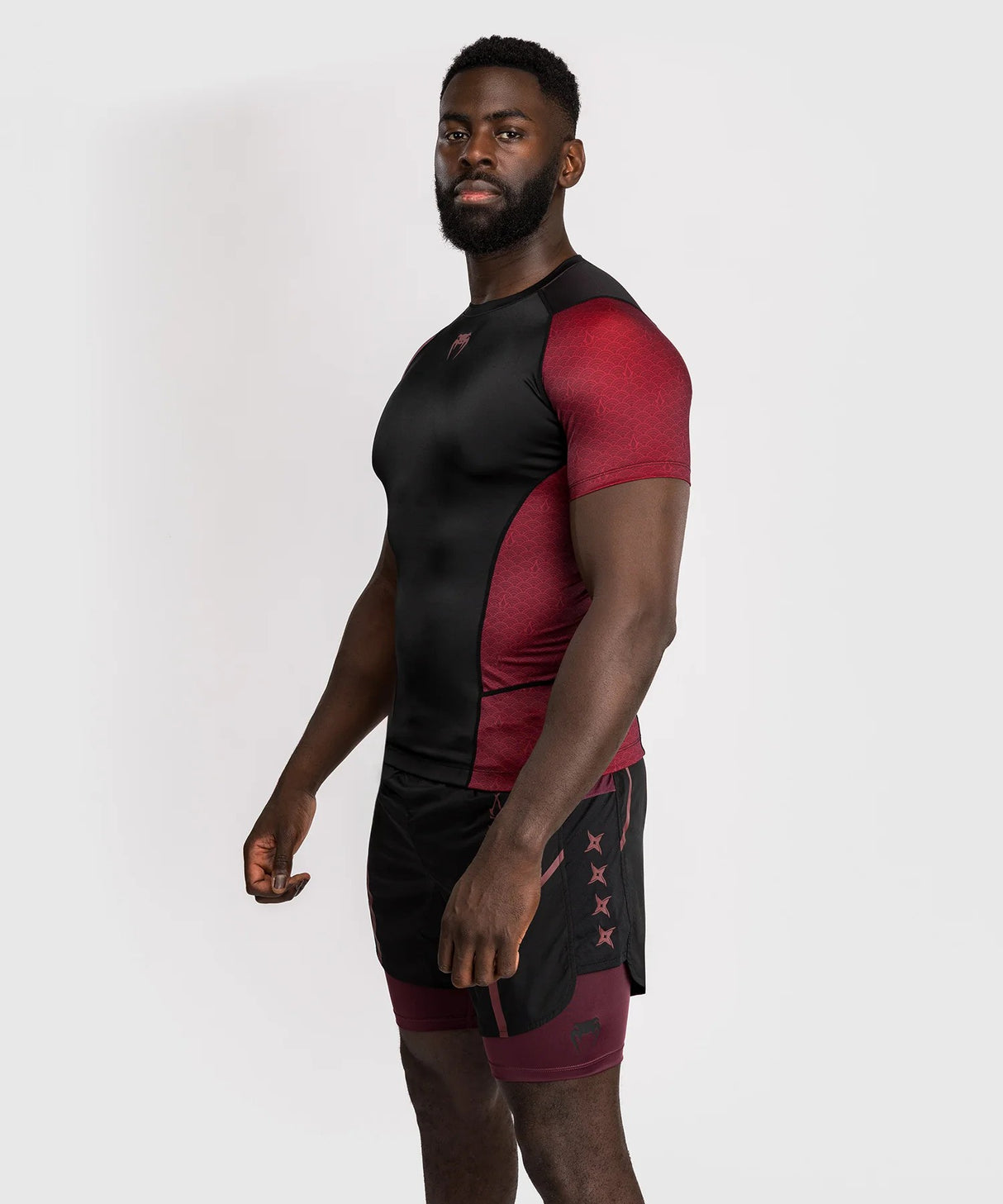 Venum x Assassin’s Creed Shadows Pánský Rashguard s krátkým rukávem - bordó/černá