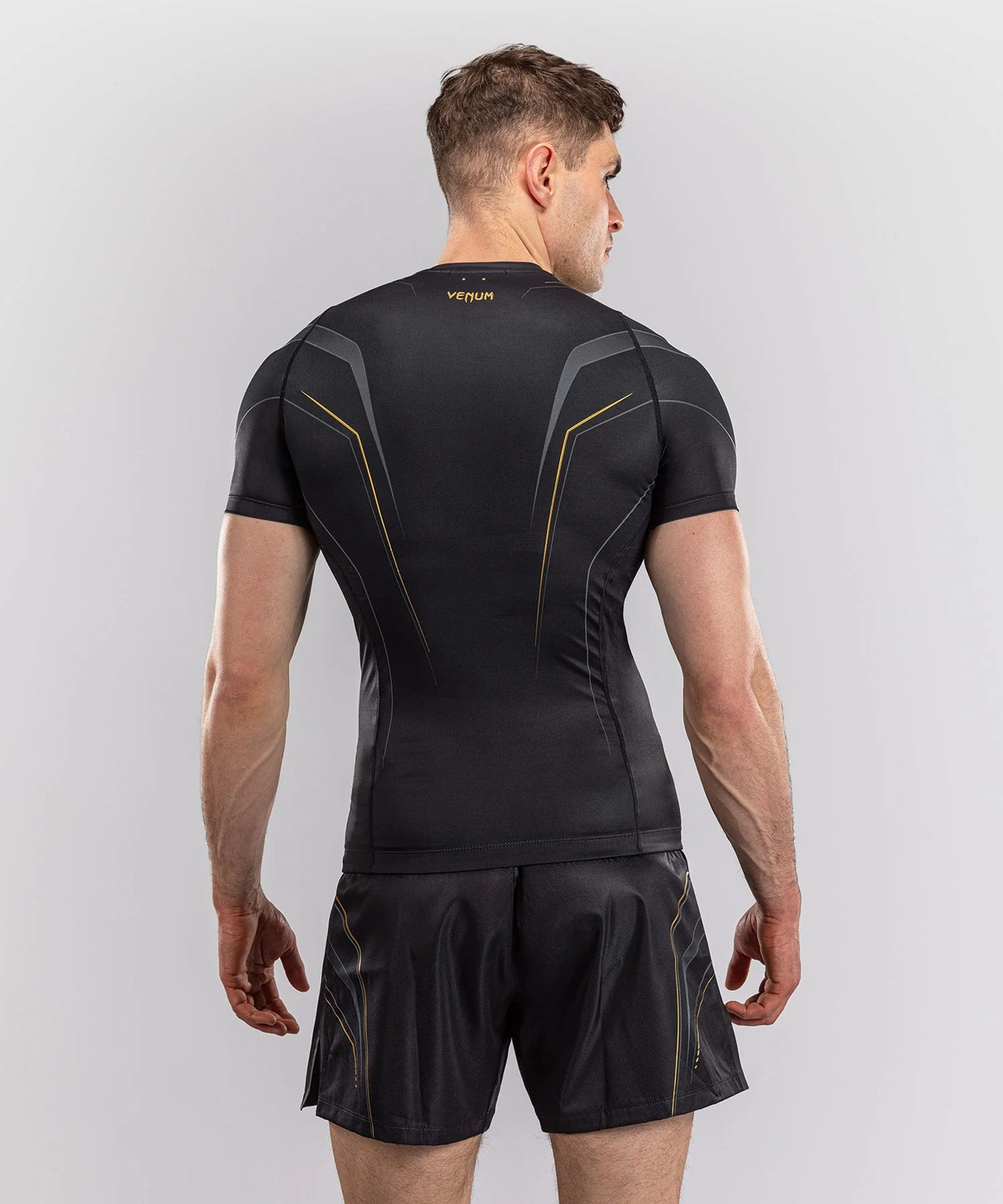 Rashguard Venum Streamline s krátkým rukávem - černá/zlatá, VENUM-06296-126