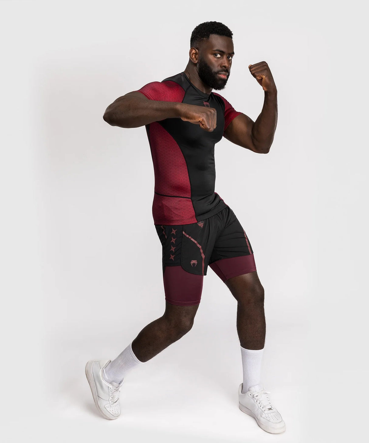 Venum x Assassin’s Creed Shadows Pánský Rashguard s krátkým rukávem - bordó/černá