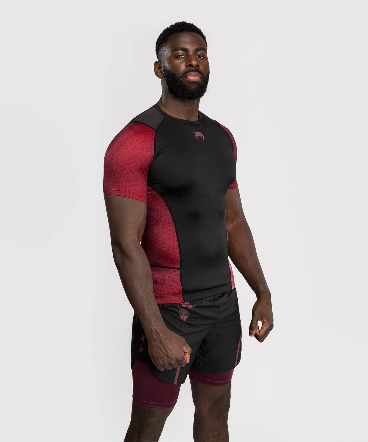 Venum x Assassin’s Creed Shadows Pánský Rashguard s krátkým rukávem - bordó/černá