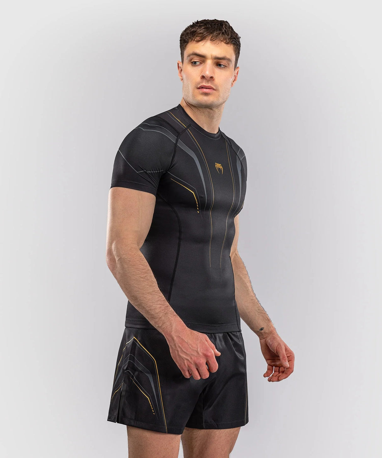 Rashguard Venum Streamline s krátkým rukávem - černá/zlatá, VENUM-06296-126
