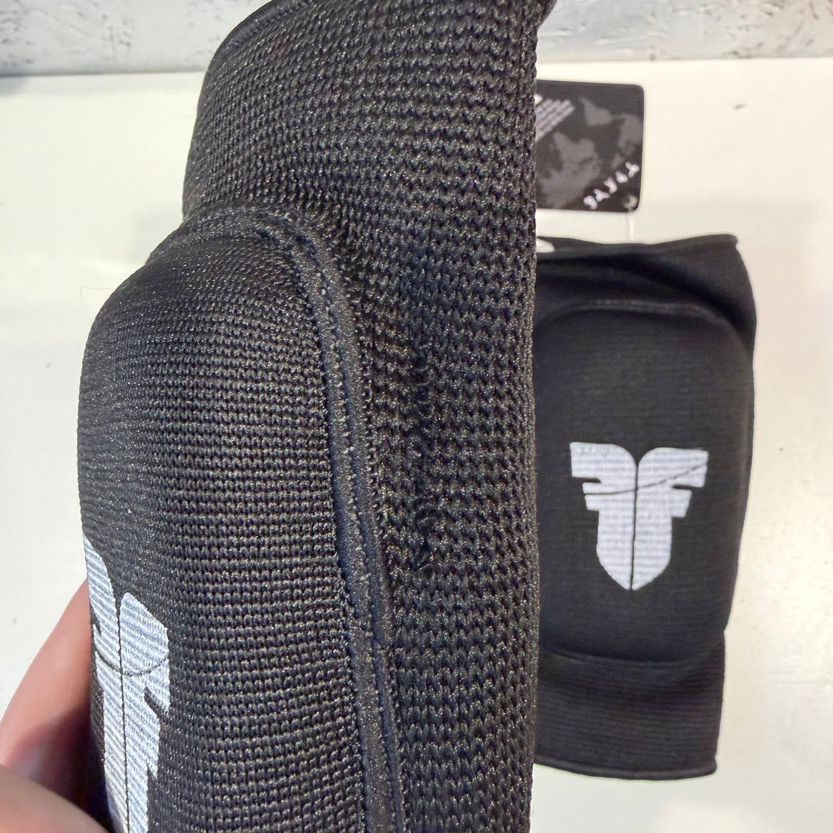POŠKOZENÉ : Fighter chrániče loktů Reversible - černá/šedá, FKG-005BG