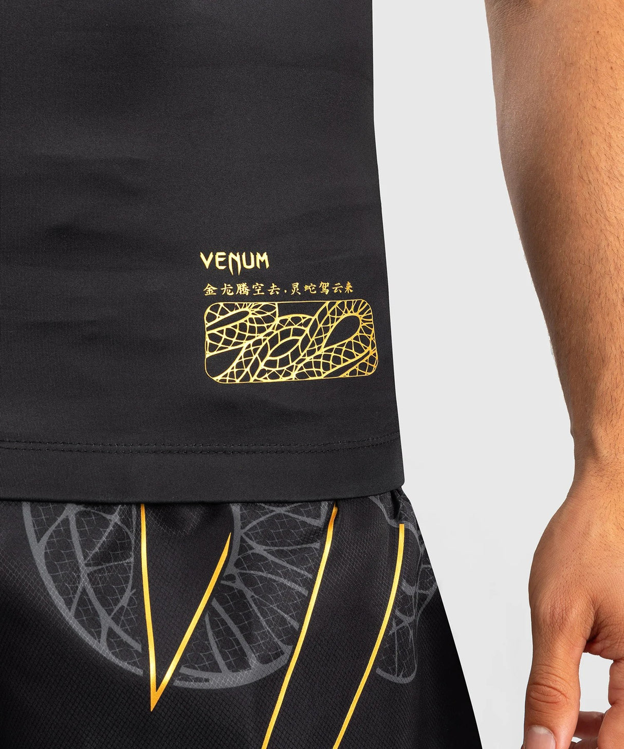 Venum Serpenti Pánský rashguard bez rukávů - tílko, černá/zlatá, VENUM-05748-109