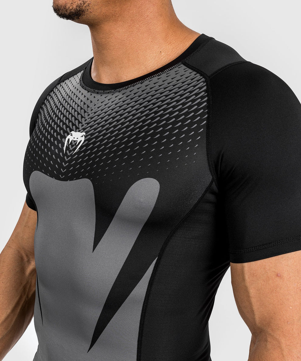 Venum rashguard s krátkým rukávem Attack - černá/šedá, VENUM-05210-001