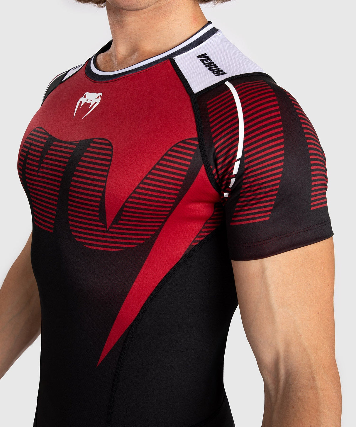Venum rashguard s krátkým rukávem Adrenaline - černá/červená, VENUM-05176-100