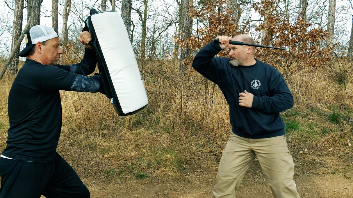 Půlkulatý štít TITAN pro obušek 2v1 - SCUTUM - bílá