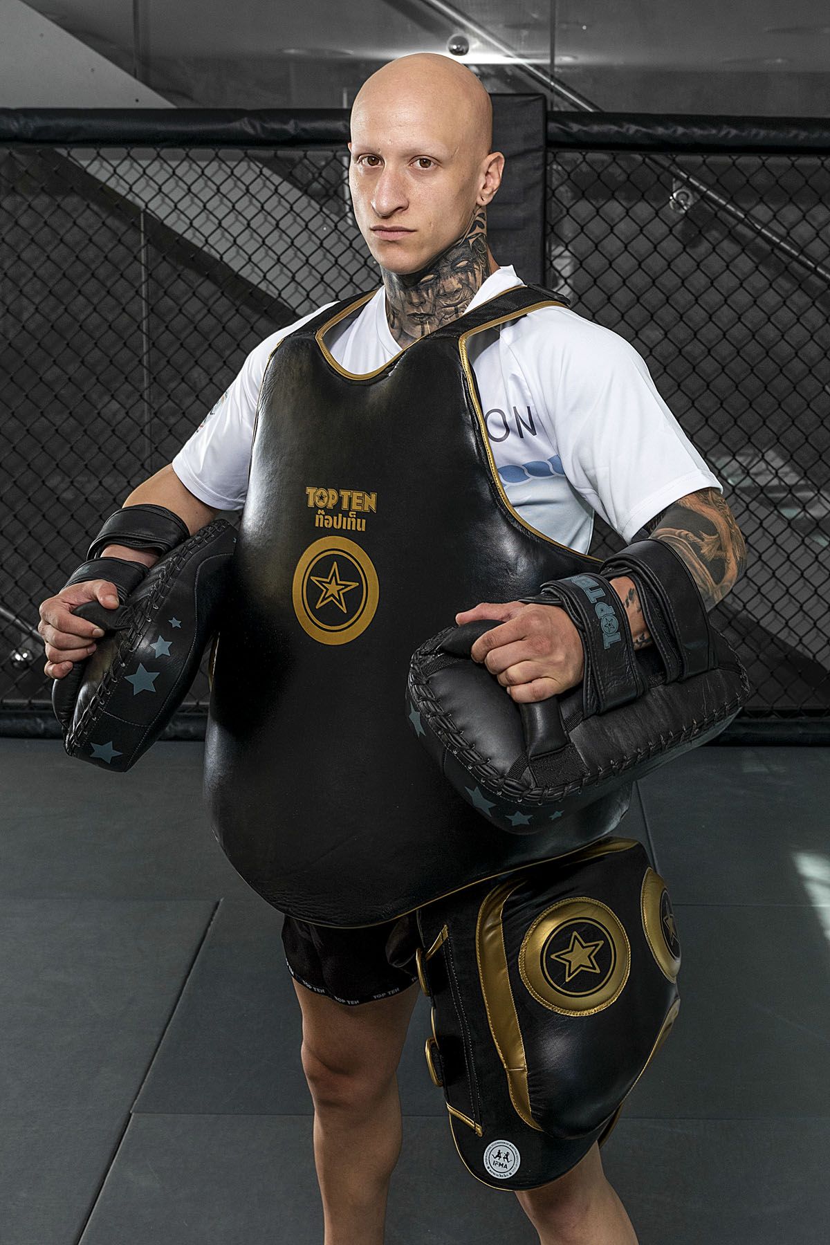 Top Ten IFMA chrániče stehen Kao - černá/zlatá