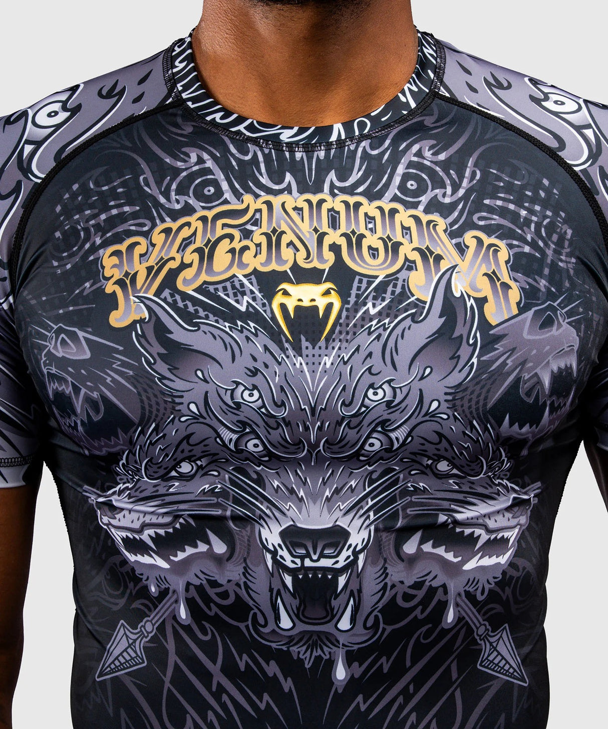 Rashguard Venum Wolf Atak s krátkým rukávem - černá/šedá, VENUM-06077-109