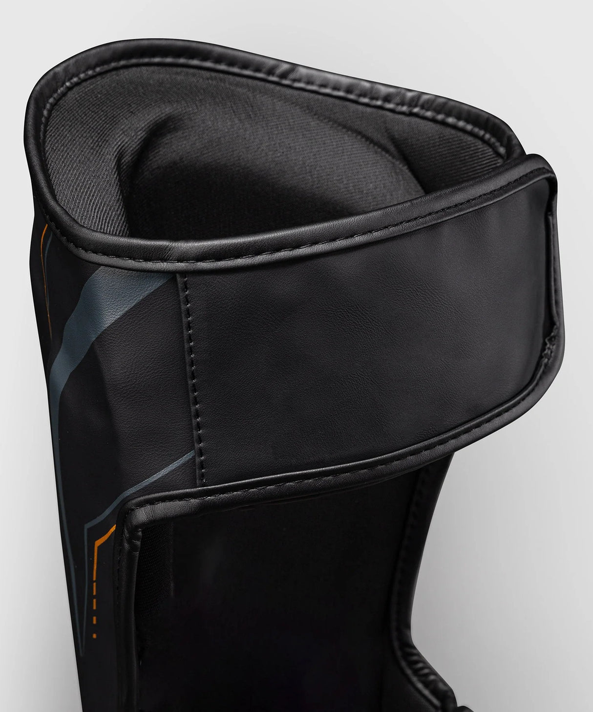 Venum Streamline chrániče holení - černá/zlatá, VENUM-06305-126