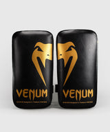 Lapy Venum Giant Kick, černá/zlatá, VENUM-1120-126