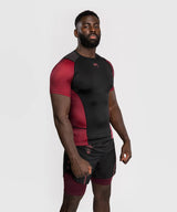 Venum x Assassin’s Creed Shadows Pánský Rashguard s krátkým rukávem - bordó/černá