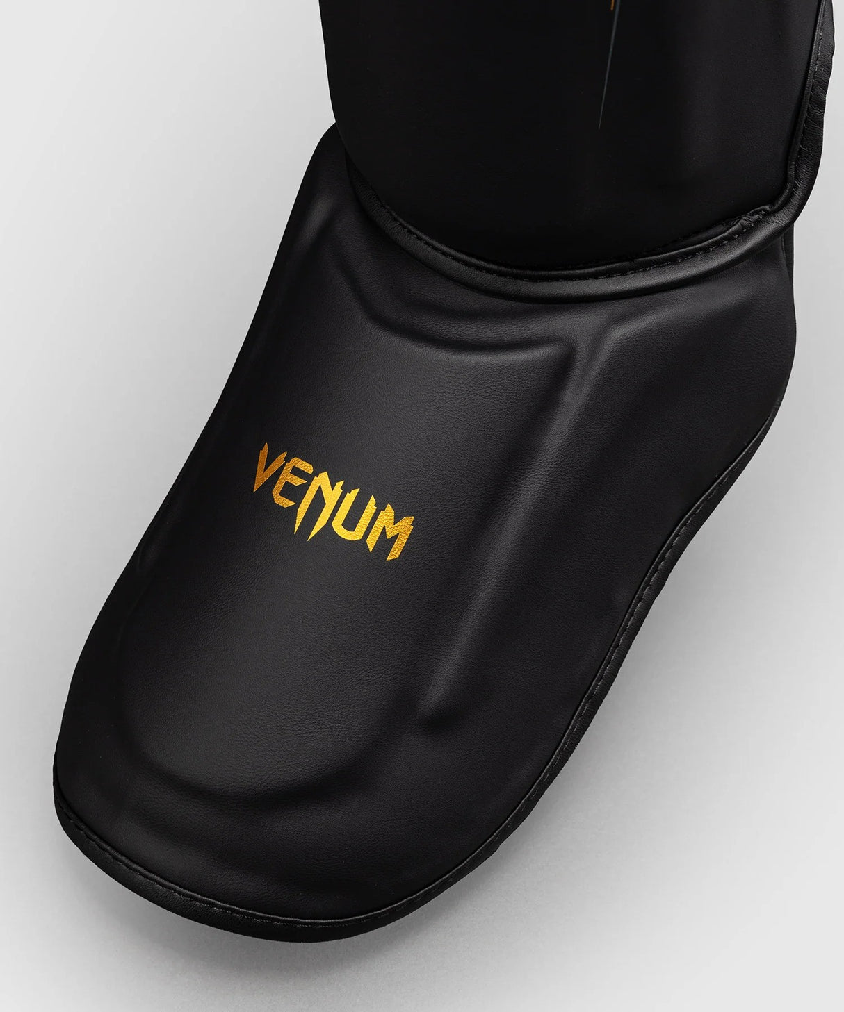 Venum Streamline chrániče holení - černá/zlatá, VENUM-06305-126