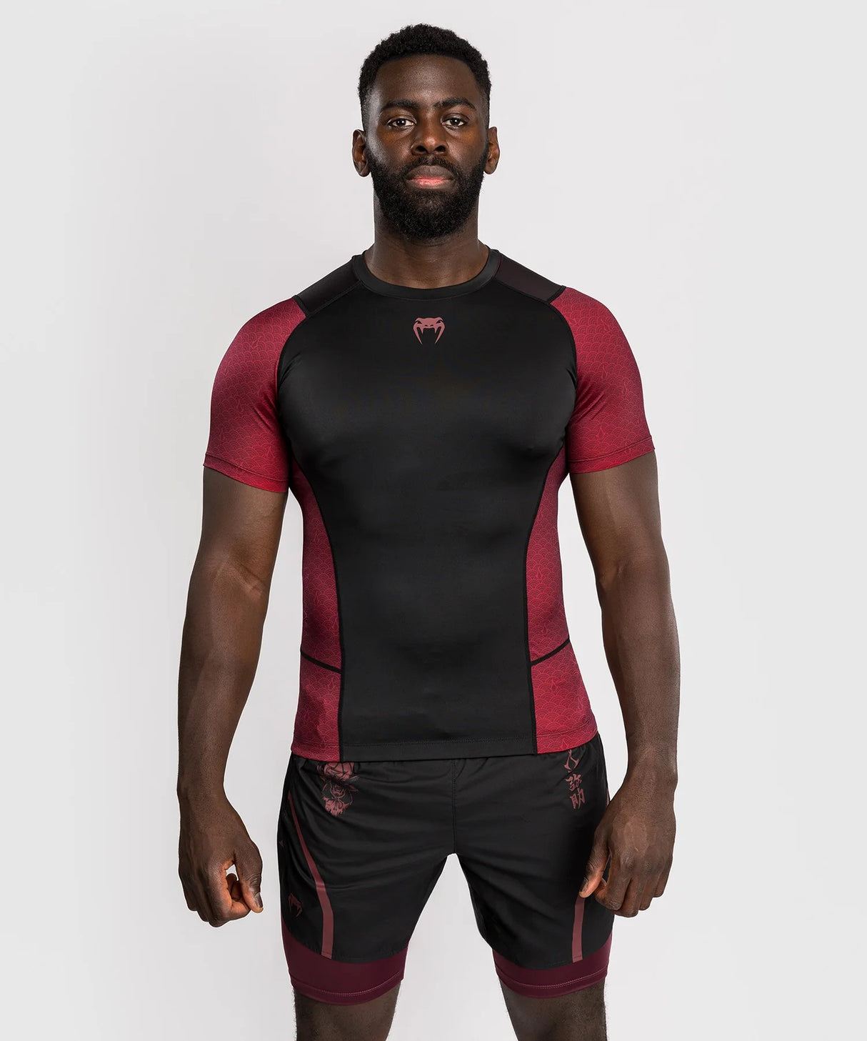 Venum x Assassin’s Creed Shadows Pánský Rashguard s krátkým rukávem - bordó/černá