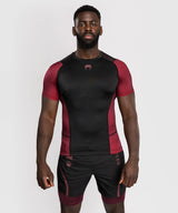 Venum x Assassin’s Creed Shadows Pánský Rashguard s krátkým rukávem - bordó/černá