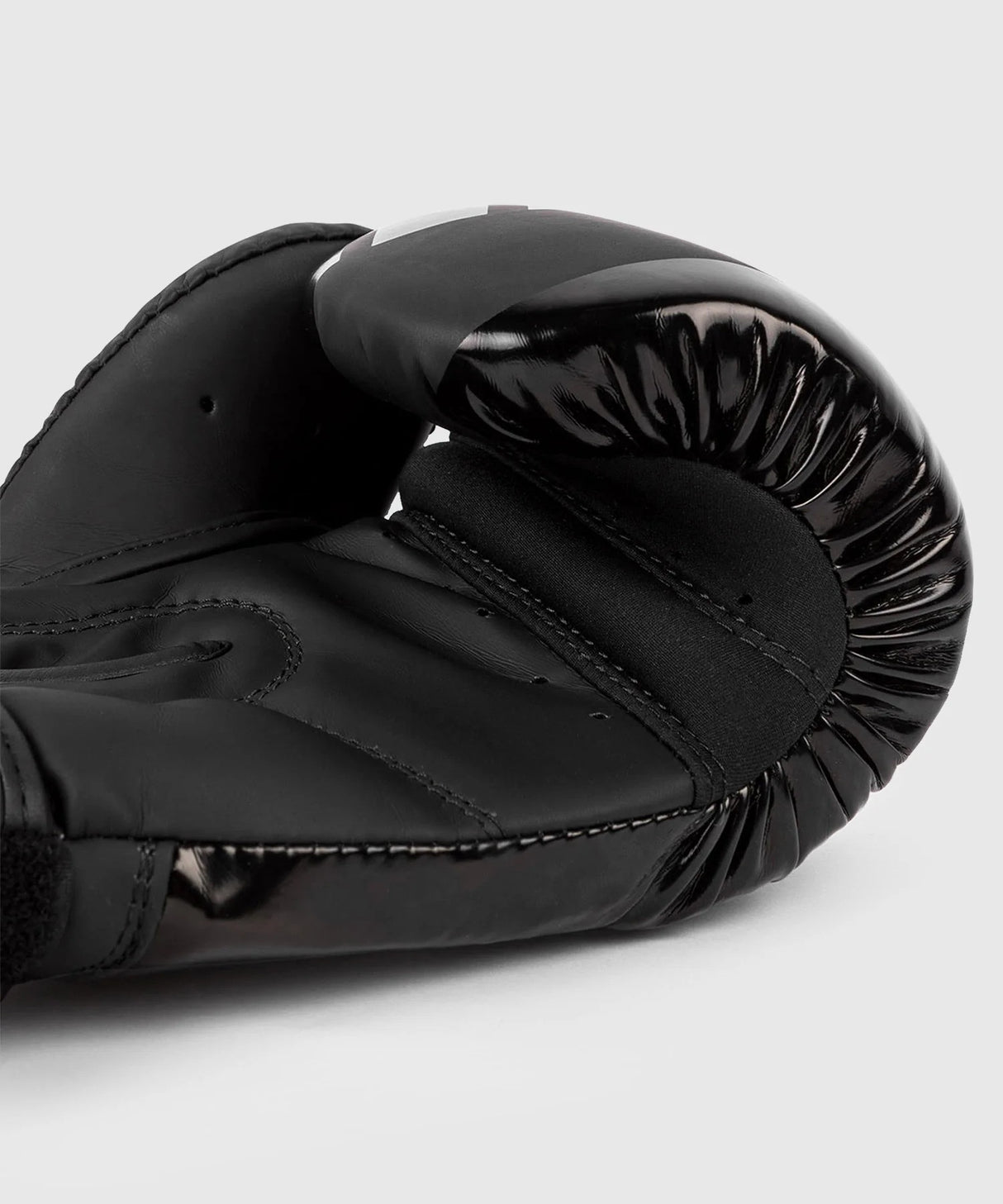 Boxerské rukavice Venum Contender Shockwave - černá/bílá, VENUM-04896-001