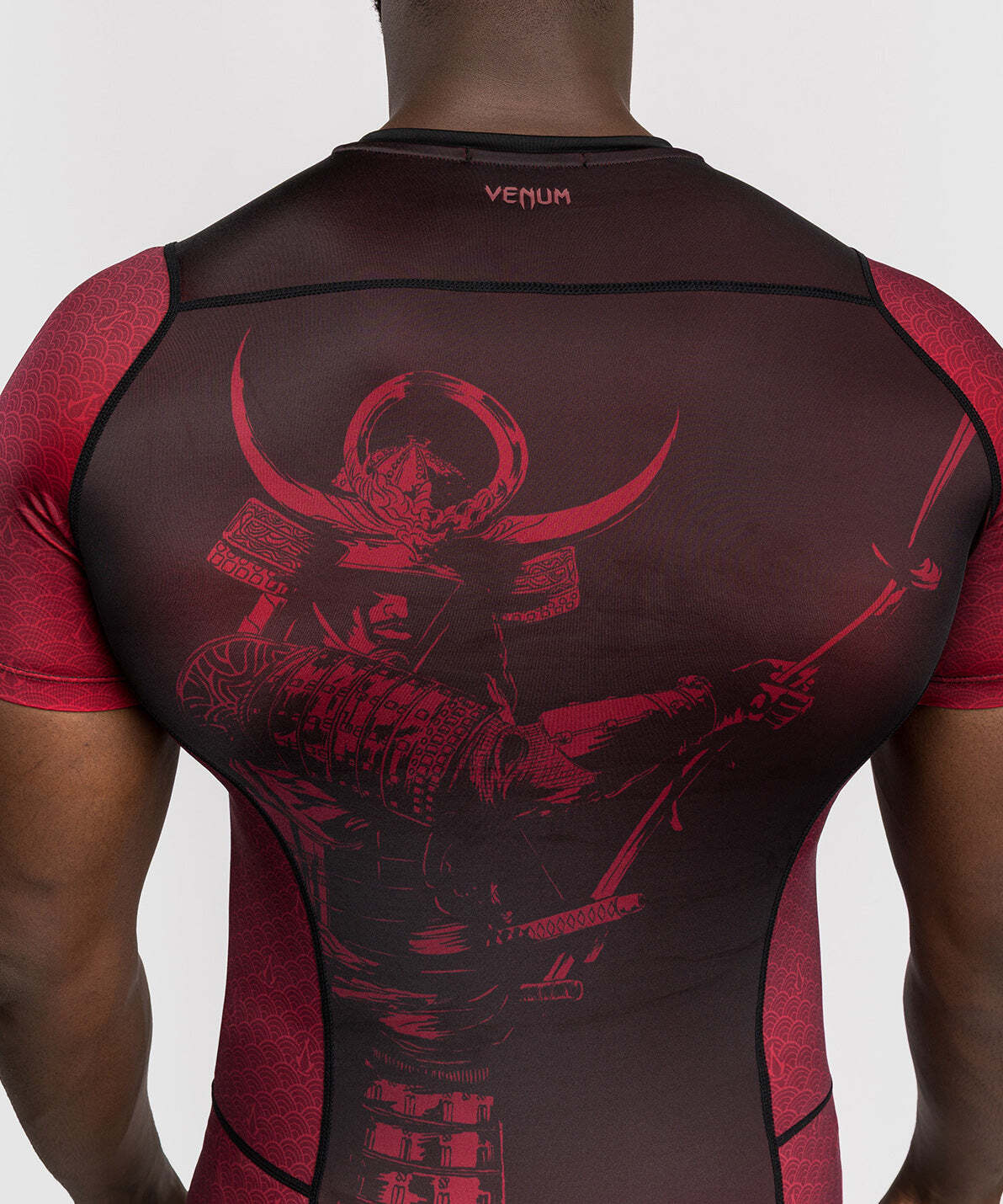 Venum x Assassin’s Creed Shadows Pánský Rashguard s krátkým rukávem - bordó/černá