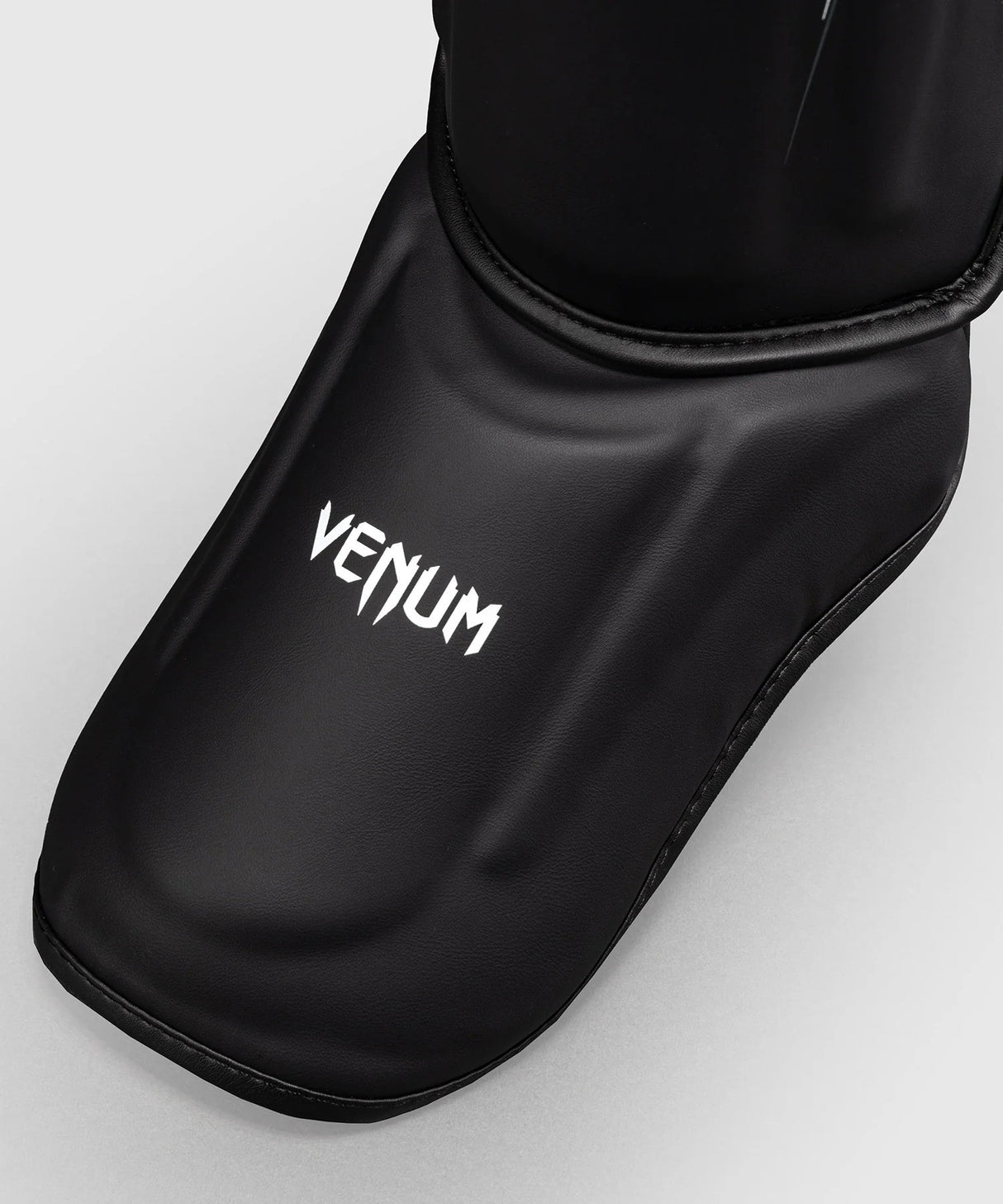 Venum Streamline chrániče holení - černá/bílá, VENUM-06305-108