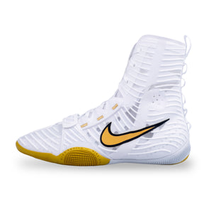 Boxerské boty Nike HyperKO 3 bílá/zlatá – boční profil se zlatým logem Nike