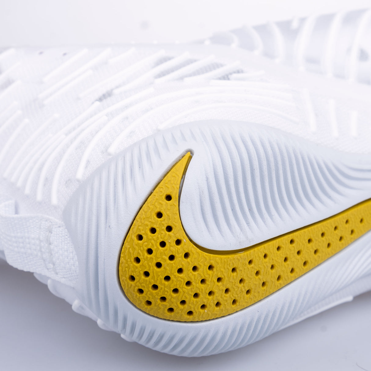 Box boty Nike HyperKO 3 - bílá/zlatá, HV6696100