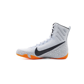 Boxerské boty Nike Machomai 3 SE šedá/oranžová – boční profil s černým logem Nike a oranžovou podrážkou