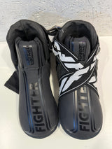 POŠKOZENÉ : Chrániče nohou Fighter Stripe - SGP Edice - černá