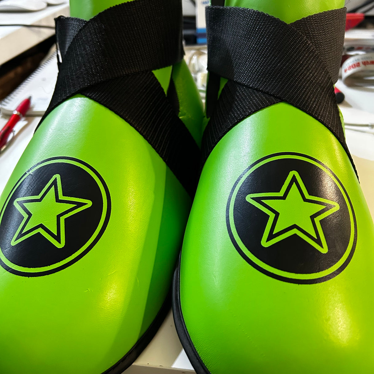 POŠKOZENÉ : Chrániče nohou Top Ten Fight - neon. zelená, 3069-5