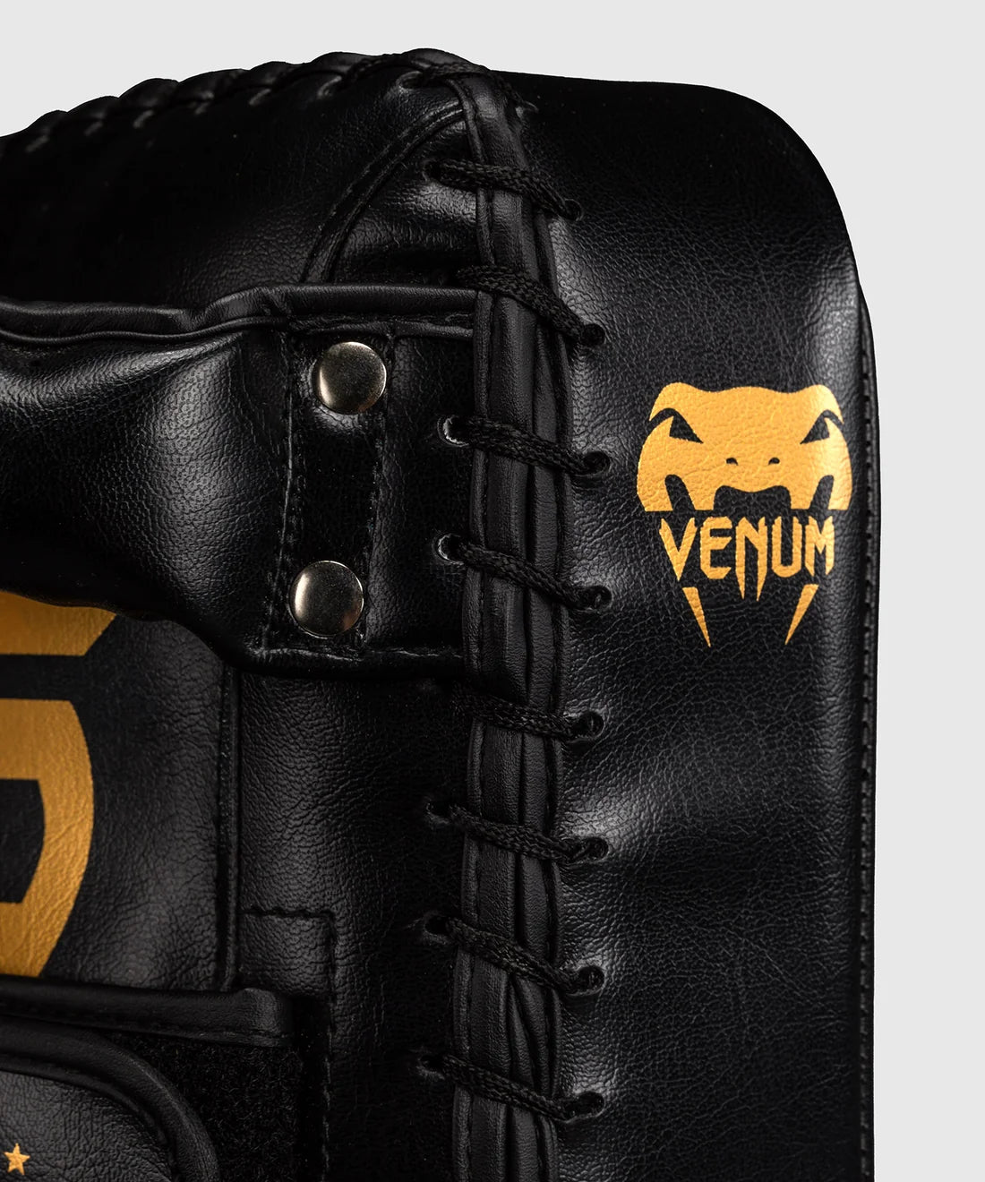 Lapy Venum Giant Kick, černá/zlatá, VENUM-1120-126