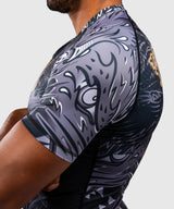 Rashguard Venum Wolf Atak s krátkým rukávem - černá/šedá, VENUM-06077-109