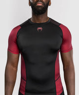 Venum x Assassin’s Creed Shadows Pánský Rashguard s krátkým rukávem - bordó/černá