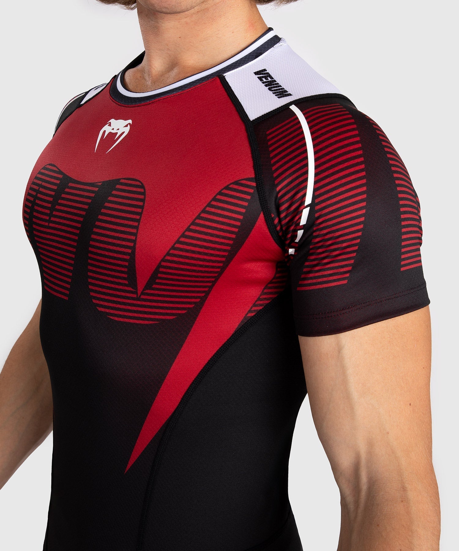 Venum rashguard s krátkým rukávem Adrenaline - černá/červená, VENUM-05176-100