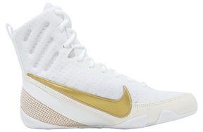 Boxerské boty Nike Machomai 3 bílá/zlatá – boční profil se zlatým logem Nike a safari potiskem